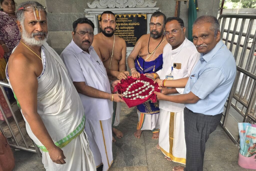 శ్రీనివాస ఆలయానికి భక్తుడి భారీ విరాళం..