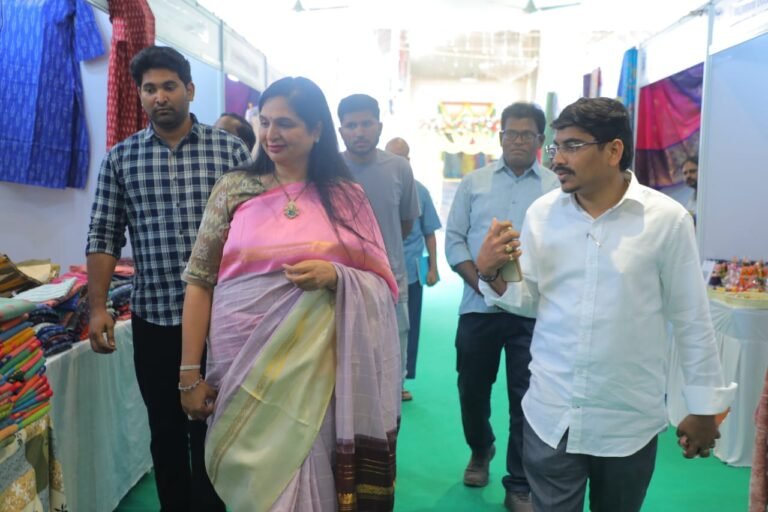 తిరుపతిలో చేనేత వస్త్ర ప్రదర్శన