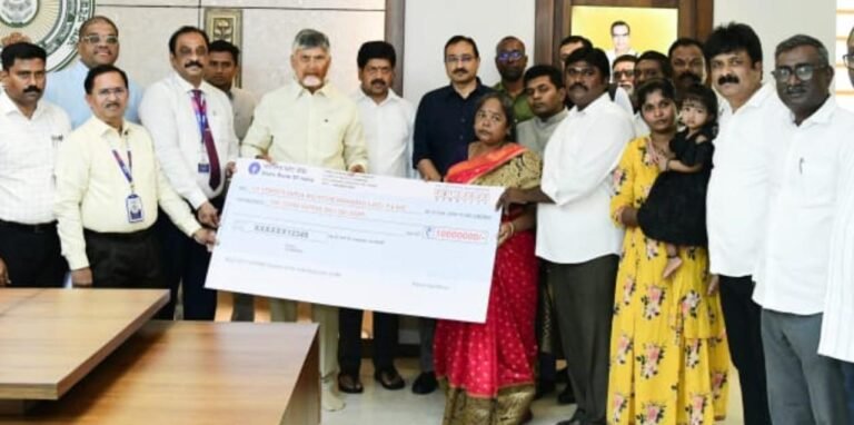 కానిస్టేబుల్ కుటుంబానికి కోటి రూపాయల చెక్కు!