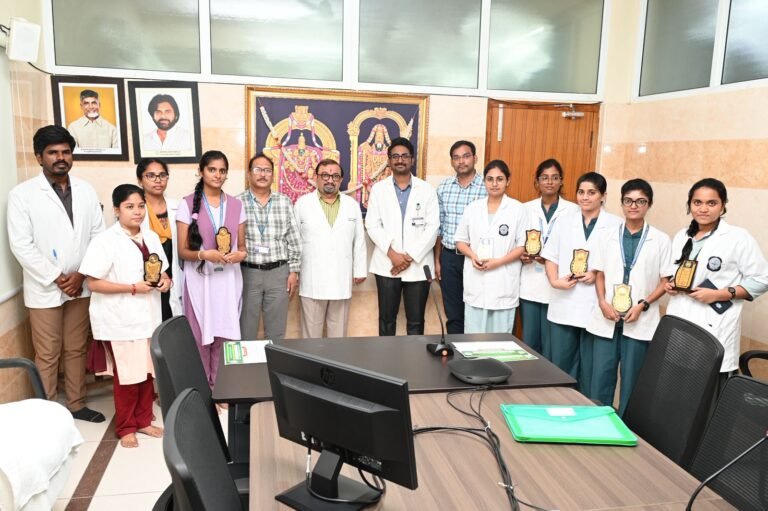 వ్యాసరచన పోటీల విజేతలకు బహుమతుల ప్రదానం