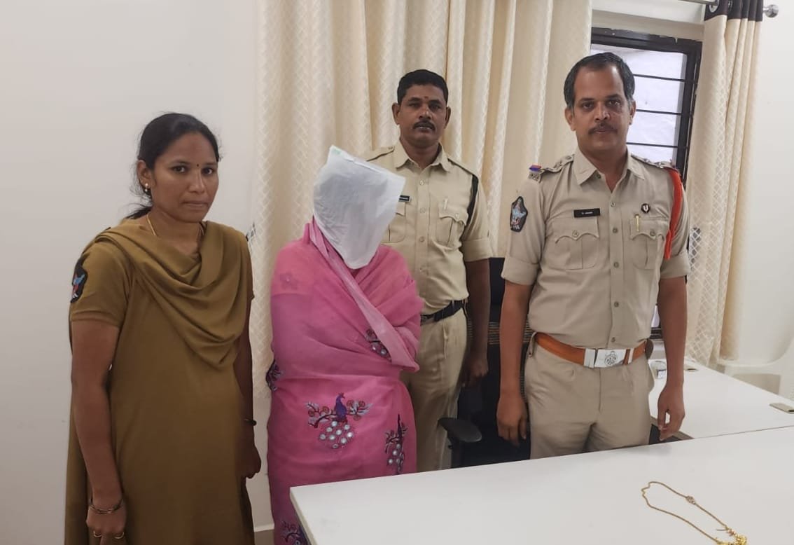 తిరుమల క్యూలైన్‌లో కిలేడీ దందా: మత్తు ఇచ్చి తాళిబొట్టు చోరీ చేసిన మహిళ అరెస్ట్!