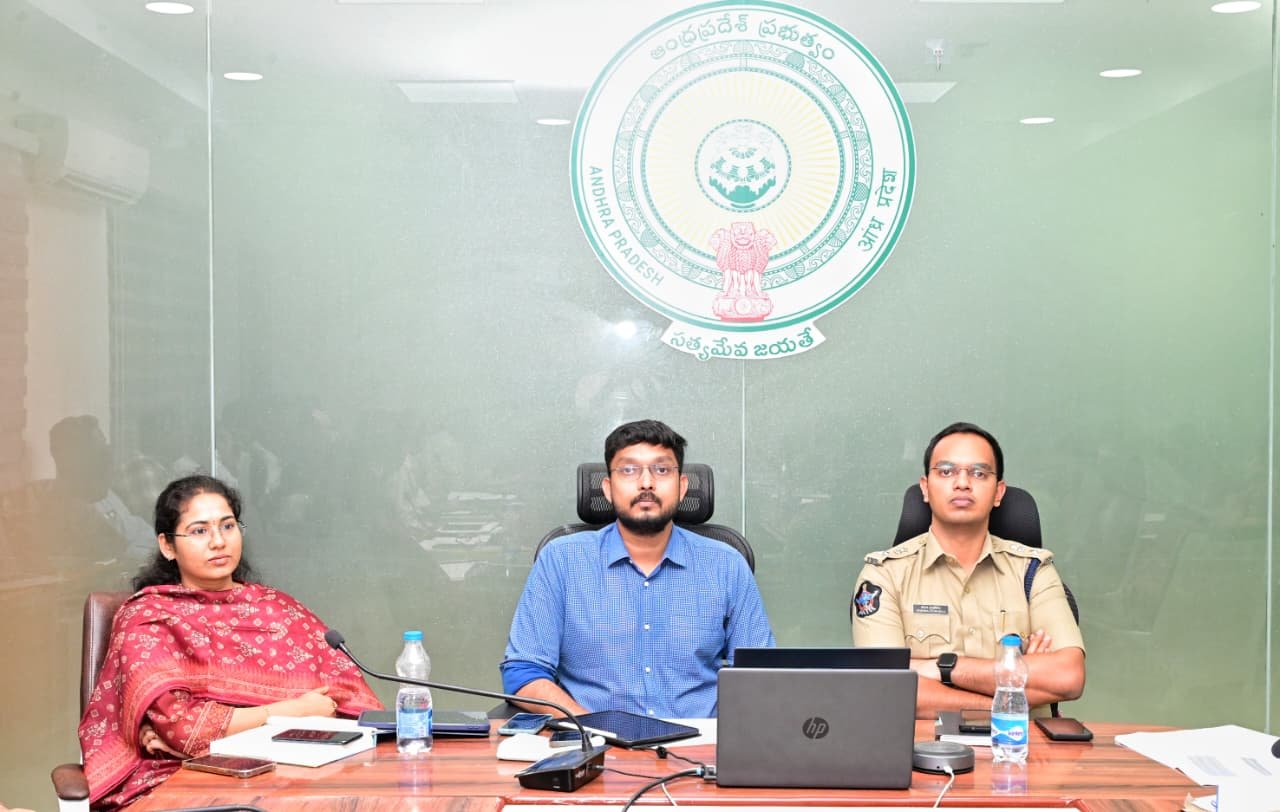 ప్రభుత్వ సేవలు వేగంగా, పారదర్శకంగా అందడమే లక్ష్యం: జేసీ ఆదర్శ రాజేంద్రన్