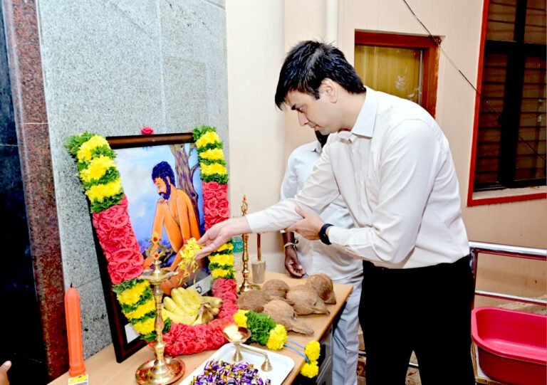 సమాజ చైతన్యానికి నిదర్శనం వేమన పద్యాలు: జిల్లా కలెక్టర్ సుమిత్ కుమార్ ఘన నివాళి!