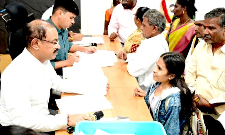 అర్జీలకు నాణ్యమైన పరిష్కారం చూపాలి: మదనపల్లి PGRSలో జిల్లా రెవెన్యూ అధికారి మధుసూదన్ రావు ఆదేశం!