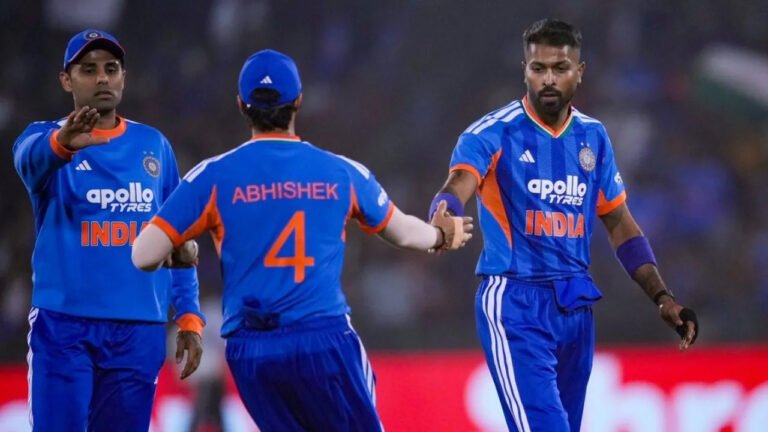 వైజాగ్‌లో టీమిండియా సందడి: మ్యాచ్‌కు ముందు 'బార్డర్ 2' వీక్షించిన ప్లేయర్స్!