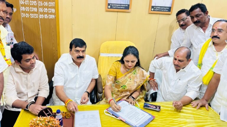 అనంతపురంలో 'జనసేన' జోరు: మార్కెట్ యార్డ్ కార్యవర్గం ప్రమాణ స్వీకారంలో జనసైనికుల భారీ ర్యాలీ!