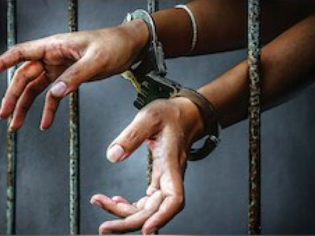 ఖాకీ ముసుగులో ‘కోవర్ట్’ ఆపరేషన్: ఎర్రచందనం స్మగ్లర్ల ఇన్‌ఫార్మర్ అరెస్ట్!