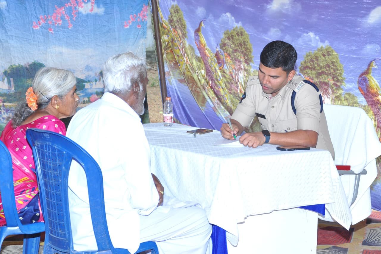 బాధితులకు సత్వర న్యాయం అందించడమే పోలీసుల లక్ష్యం: మదనపల్లి డీఎస్పీ మహేంద్ర