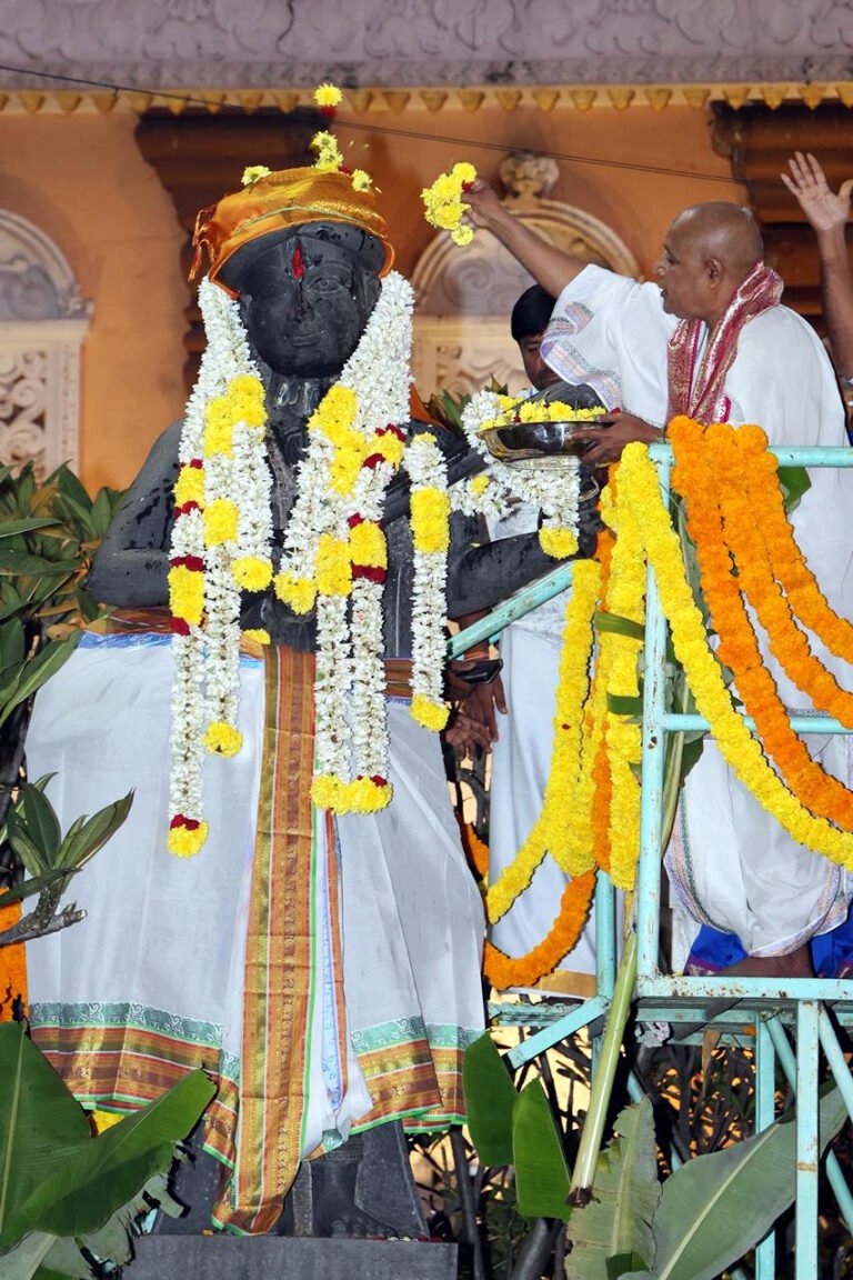 శ్రీ పురందరదాస విగ్రహానికి ఘనంగా పుష్పాంజలి