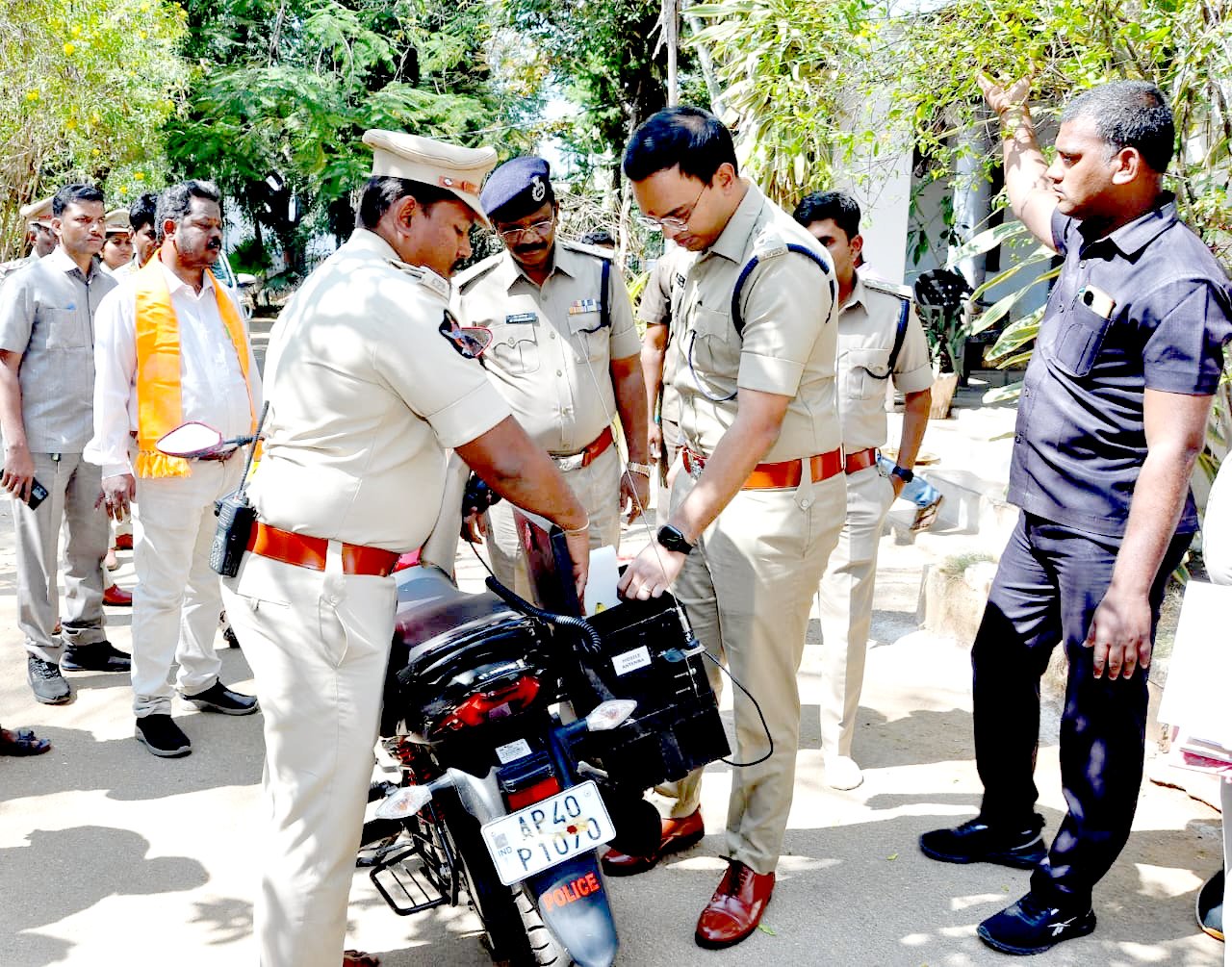 సిగ్నల్ లేని చోటా పోలీసుల నిఘా పక్కా: అన్నమయ్య జిల్లాలో ‘RACE’ వాహనాలు ప్రారంభం!