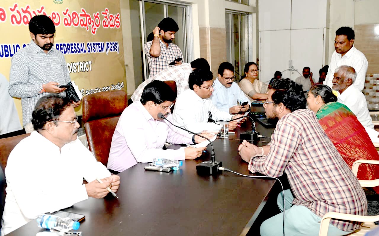 తిరుపతి కలెక్టరేట్‌లో ప్రజల సమస్యల వెల్లువ: 251 అర్జీలు.. బాధితుల పట్ల కలెక్టర్ మానవీయత!