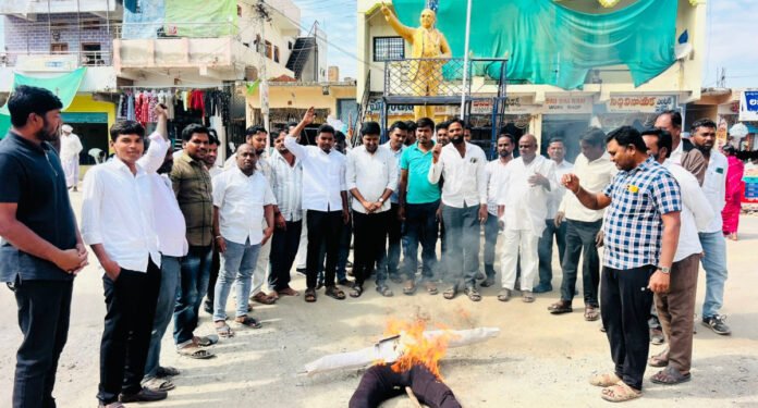 అంబేద్కర్ చౌక్ వద్ద కేటీఆర్ దిష్టిబొమ్మ దహనం