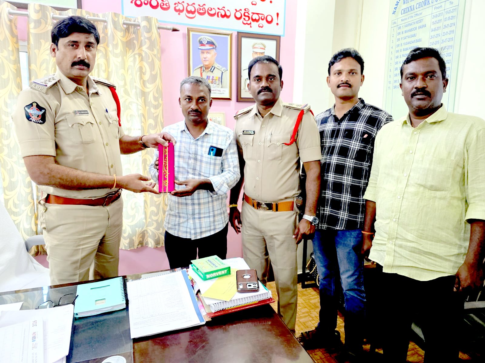 కడప పోలీసుల చాకచక్యం: సీసీ కెమెరాల నిఘాతో దొరికిన రూ.4.5 లక్షల బంగారు చైన్!