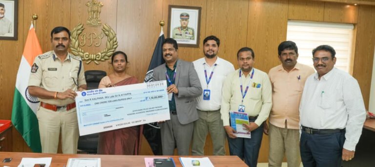 బాధిత పోలీస్ కుటుంబాలకు భరోసా: రూ. 1.11 కోట్ల ఆర్థిక సాయం అందజేత