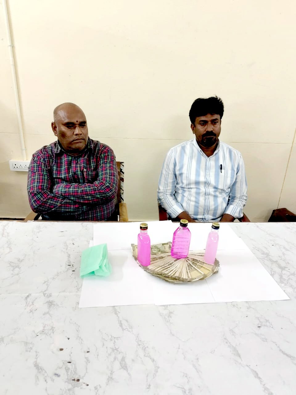 లంచం తీసుకుంటూ ఏసీబీకి చిక్కిన విద్యాశాఖ అధికారులు: మదనపల్లిలో కలకలం!