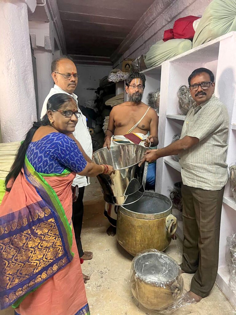 శ్రీ గోవిందరాజస్వామి ఆలయానికి రూ.18 లక్షలు విలువ చేసే వంట పాత్రలు విరాళం