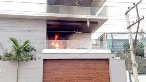 జోగి రమేష్ ఇంటిపై దాడి: ఇబ్రహీంపట్నంలో ఉద్రిక్తత