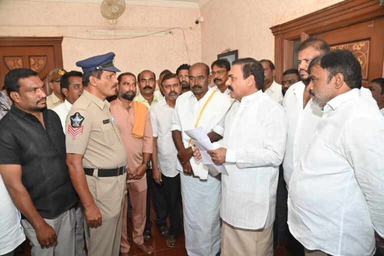 ప్రభుత్వ వైఫల్యాలను ప్రశ్నిస్తే అక్రమ కేసులా?: మాజీ మంత్రి