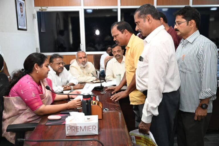 తిరుపతి నగరవాసుల సమస్యలపై కమిషనర్ సీరియస్: పరిష్కారం దిశగా 'ప్రజా ఫిర్యాదుల వేదిక' అడుగులు!