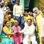 లబ్ధిదారుల ఇంటికే వెళ్లి పింఛన్ అందించిన ఎమ్మెల్యే ఆరణి!