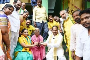 లబ్ధిదారుల ఇంటికే వెళ్లి పింఛన్ అందించిన ఎమ్మెల్యే ఆరణి!