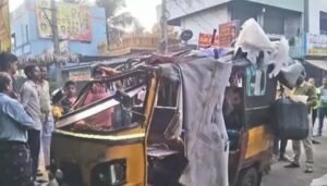 కత్తిపూడి వద్ద ఘోర రోడ్డు ప్రమాదం.. కూలీలతో వెళ్తున్న ఆటోను ఢీకొన్న ఇసుక లారీ, ఒకరు మృతి!