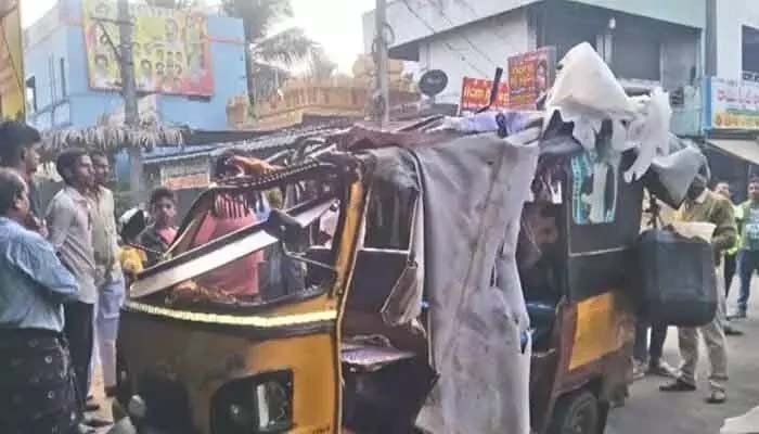 కత్తిపూడి వద్ద ఘోర రోడ్డు ప్రమాదం.. కూలీలతో వెళ్తున్న ఆటోను ఢీకొన్న ఇసుక లారీ, ఒకరు మృతి!