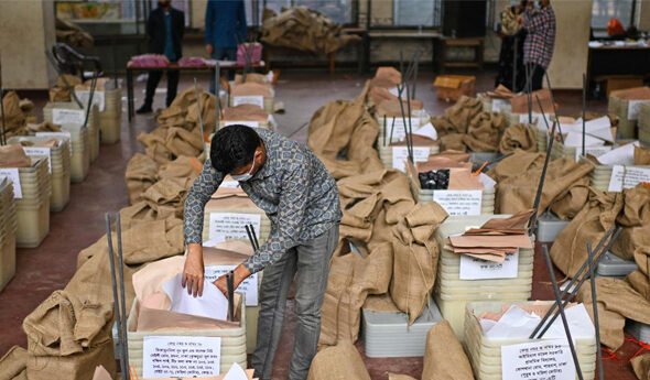 తుపాకీ నీడలో బ్యాలెట్ యుద్ధం!