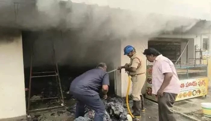 ఉయ్యూరులో భారీ అగ్నిప్రమాదం.. పరుపుల దుకాణం దగ్ధం, రూ. 3 లక్షల ఆస్తినష్టం!
