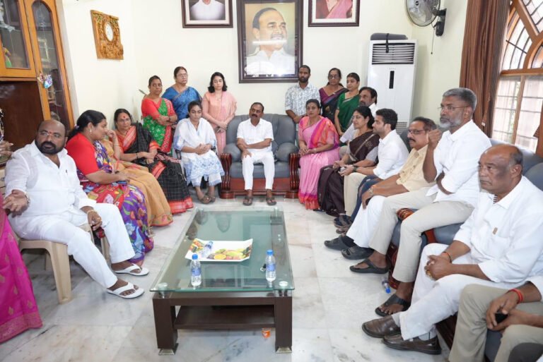 ప్రభుత్వంపై భూమన, రోజా ఫైర్