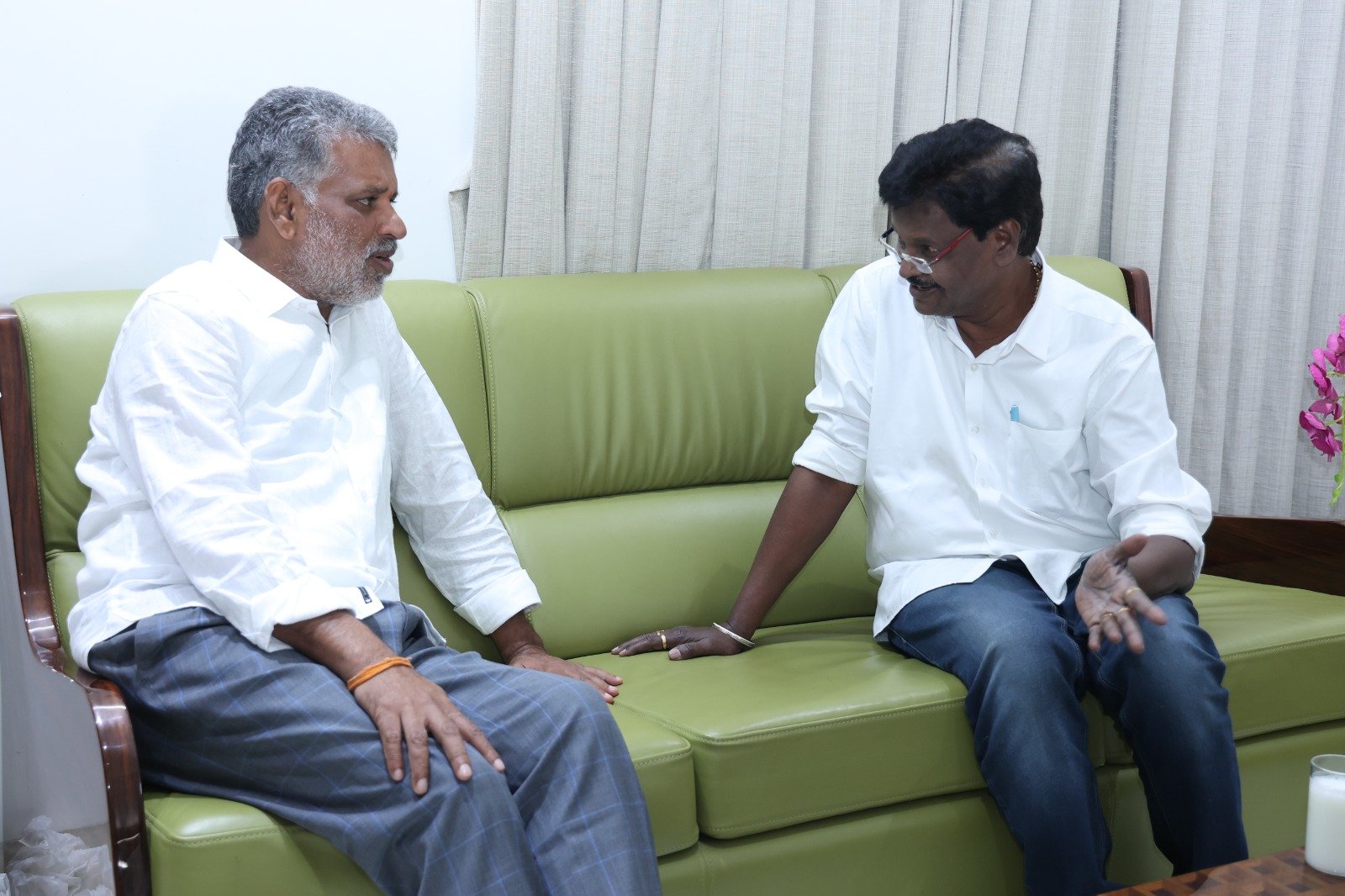 చెవిరెడ్డిని కలసిన ఎమ్మెల్సీ సిపాయి