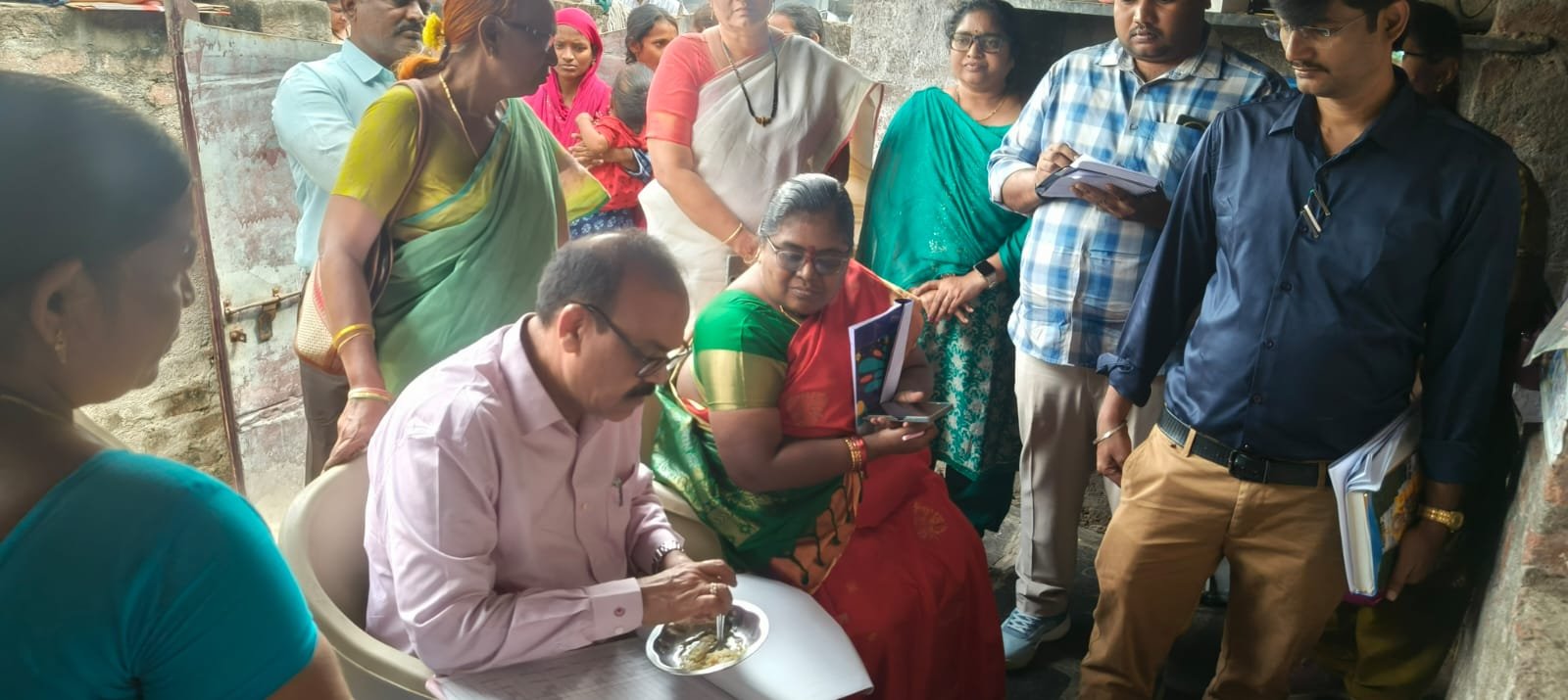 అంగన్వాడీ కేంద్రంలో లోపాలు.. అధికారుల సీరియస్