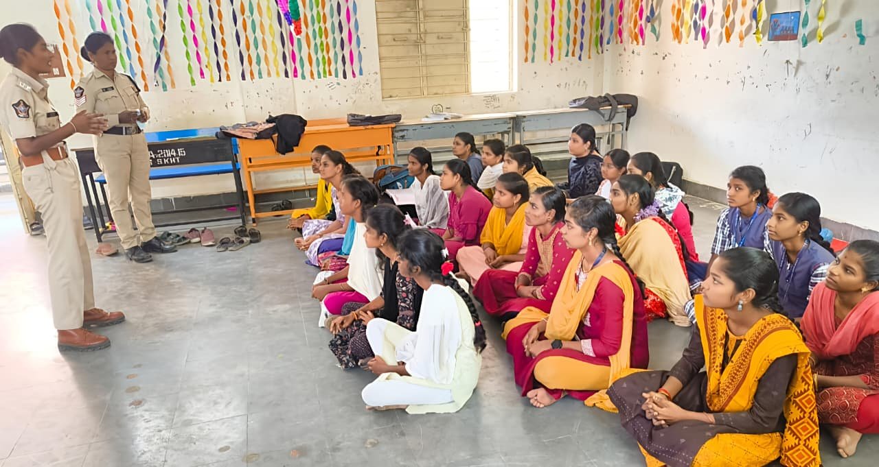 అవగాహన సదస్సులు.. విద్యార్థులకు చట్టాలపై చైతన్యం!