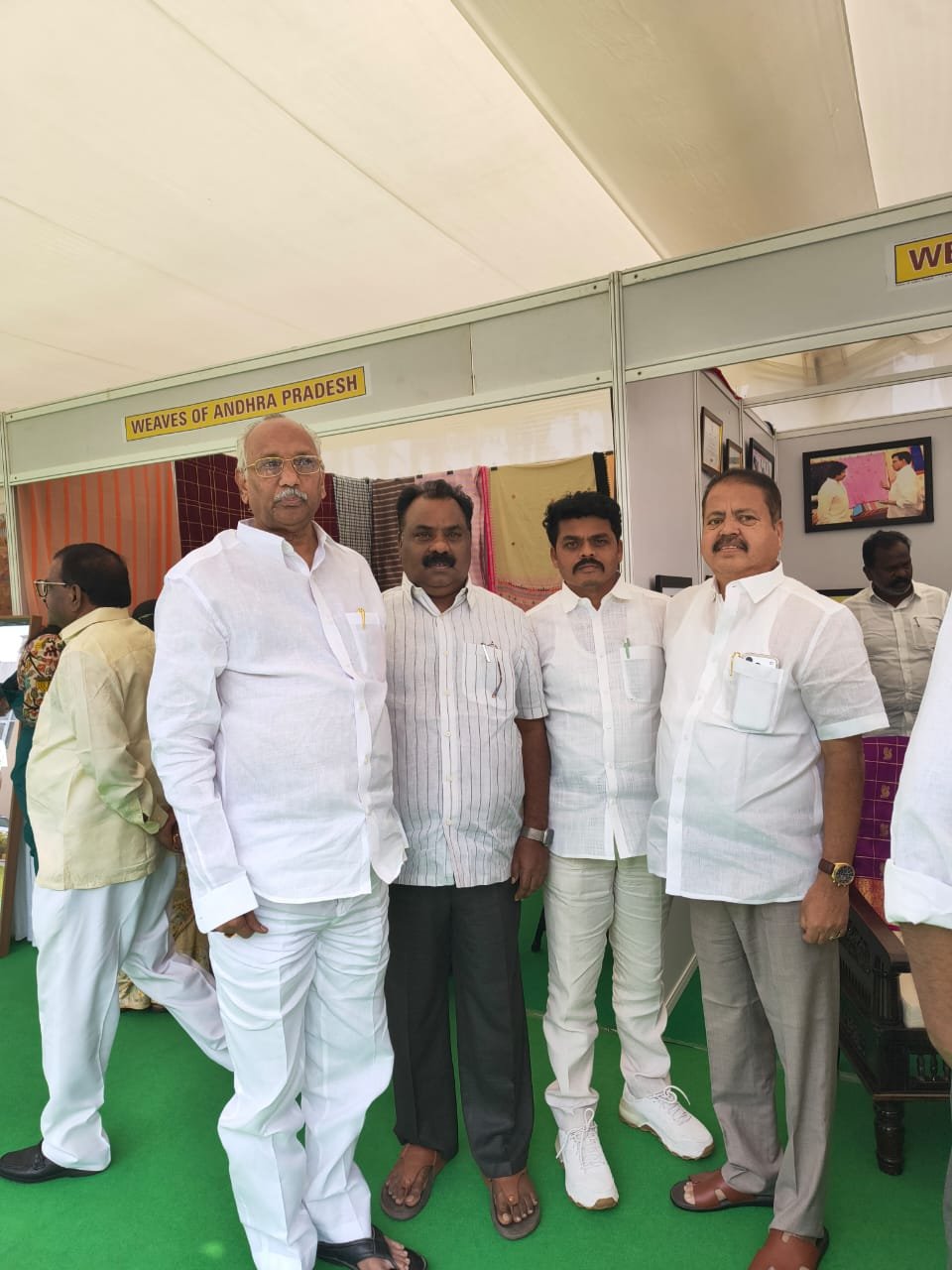 వస్త్ర దుకాణాన్ని ప్రారంభించిన ఎమ్మెల్యే చిర్రి బాలరాజు