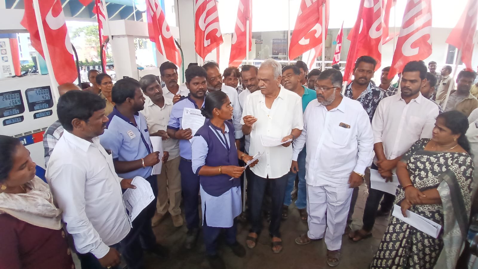 పెట్రోల్ బంక్ కార్మికుల ఆరోగ్యాన్ని కాపాడండి..