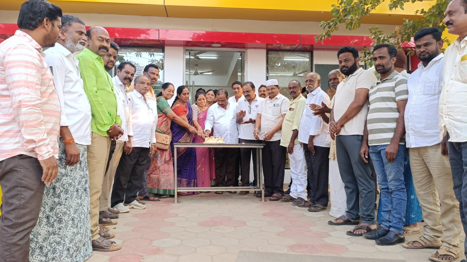 అన్న క్యాంటీన్‌లో ఎమ్మెల్యే సతీమణి జన్మదిన వేడుకలు