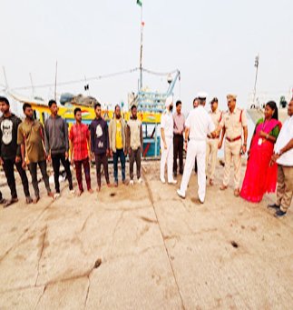 బంగ్లాదేశ్ చెర నుంచి విడుదల: విశాఖకు చేరుకున్న 9 మంది మత్స్యకారులు