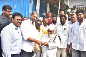 ఏల్చూరులో పండుగలా పింఛన్ల పంపిణీ