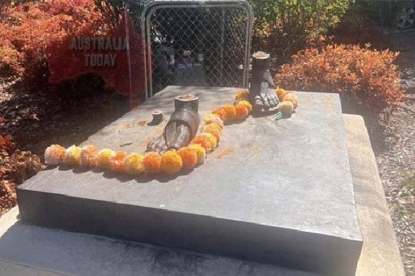 మెల్‌బోర్న్‌లో మహాత్మా గాంధీ కాంస్య విగ్రహం చోరీ.. పాదాల వద్ద కత్తిరించి ఎత్తుకెళ్లిన దుండగులు!