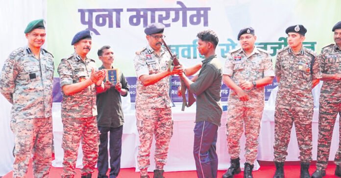 పోలీసుల ఎదుట 12 మంది మావోయిస్టుల లొంగిబాటు