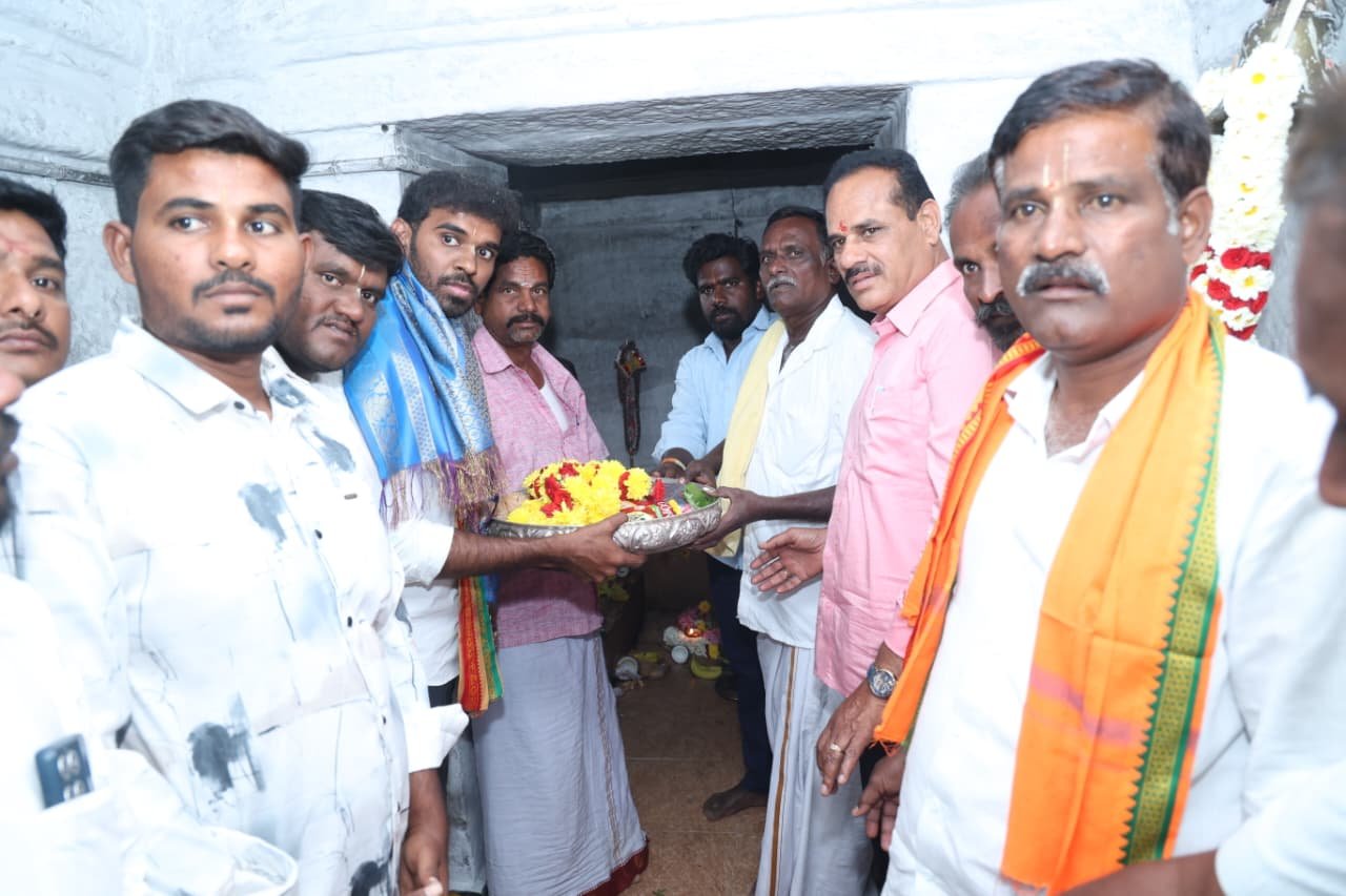 శివాలయాలకు ‘చెవిరెడ్డి’ కుటుంబం పట్టువస్త్రాల సమర్పణ