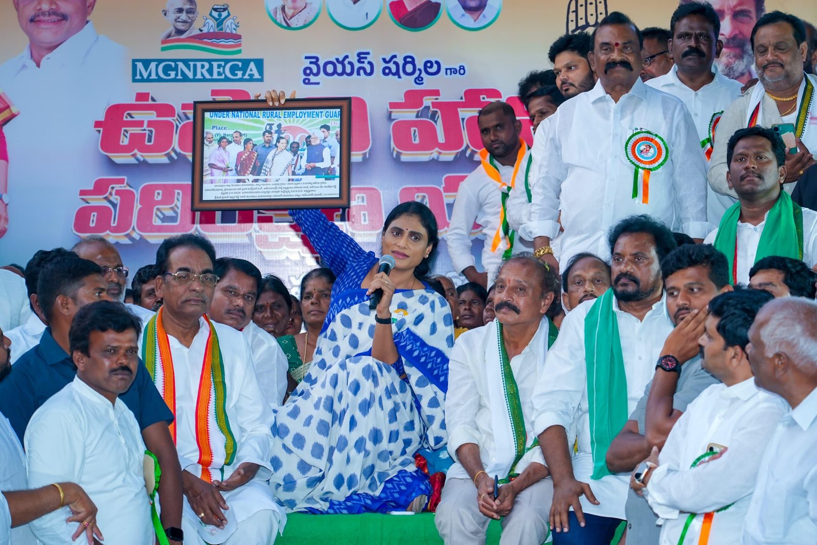 బండ్లపల్లి నుంచే ఉపాధి హామీకి తూట్లు: షర్మిల ఆవేదన