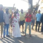 కోతులకు చెక్ పెట్టేందుకు చింపాంజీ ఐడియా..