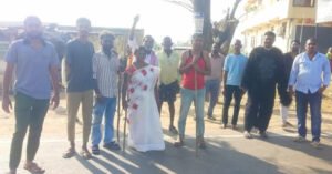 కోతులకు చెక్ పెట్టేందుకు చింపాంజీ ఐడియా..