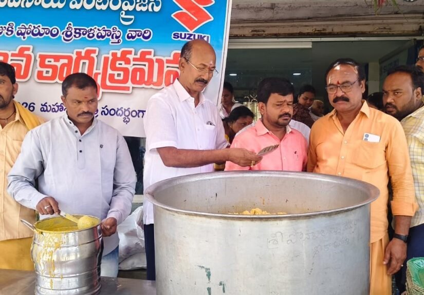 శ్రీకాళహస్తి రథోత్సవంలో డిప్యూటీ కలెక్టర్ సందడి