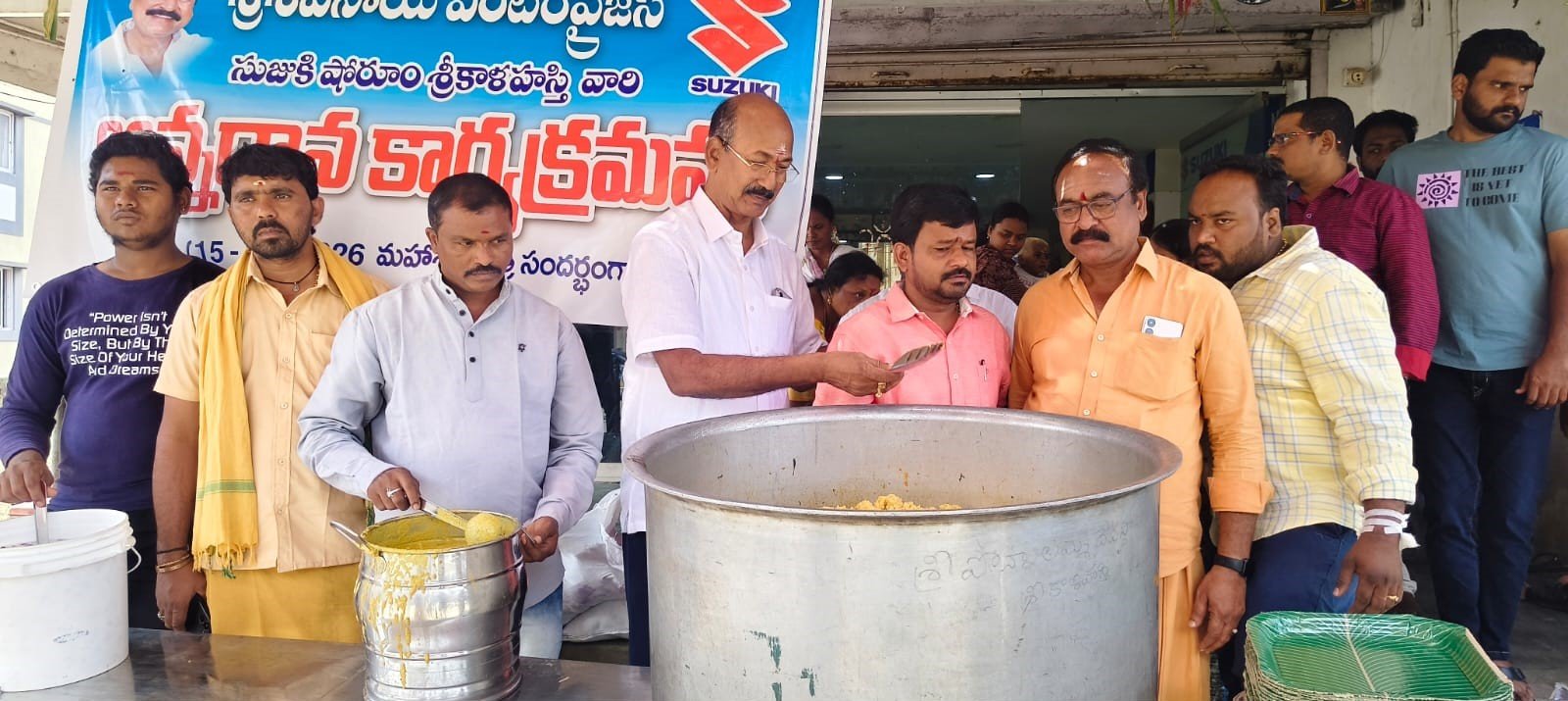 శ్రీకాళహస్తి రథోత్సవంలో డిప్యూటీ కలెక్టర్ సందడి