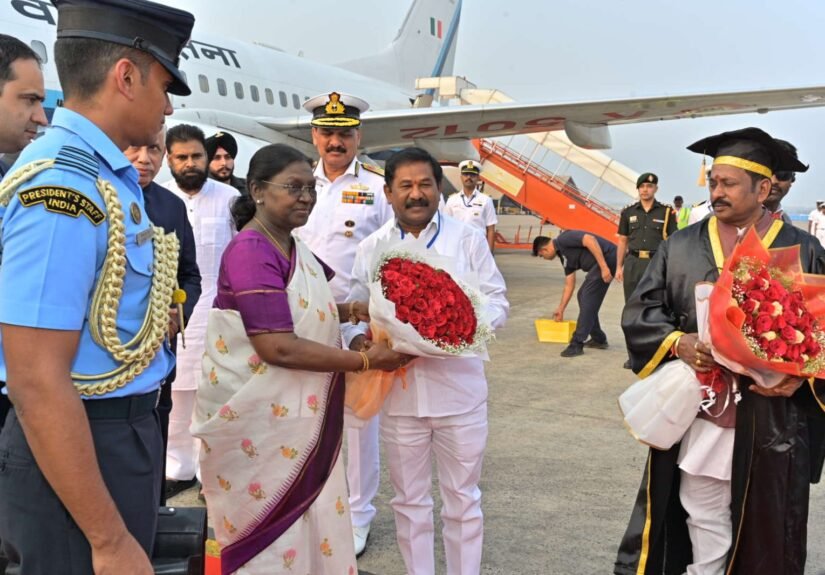 రాష్ట్రపతికి స్వాగతం పలికిన మంత్రి స్వామి