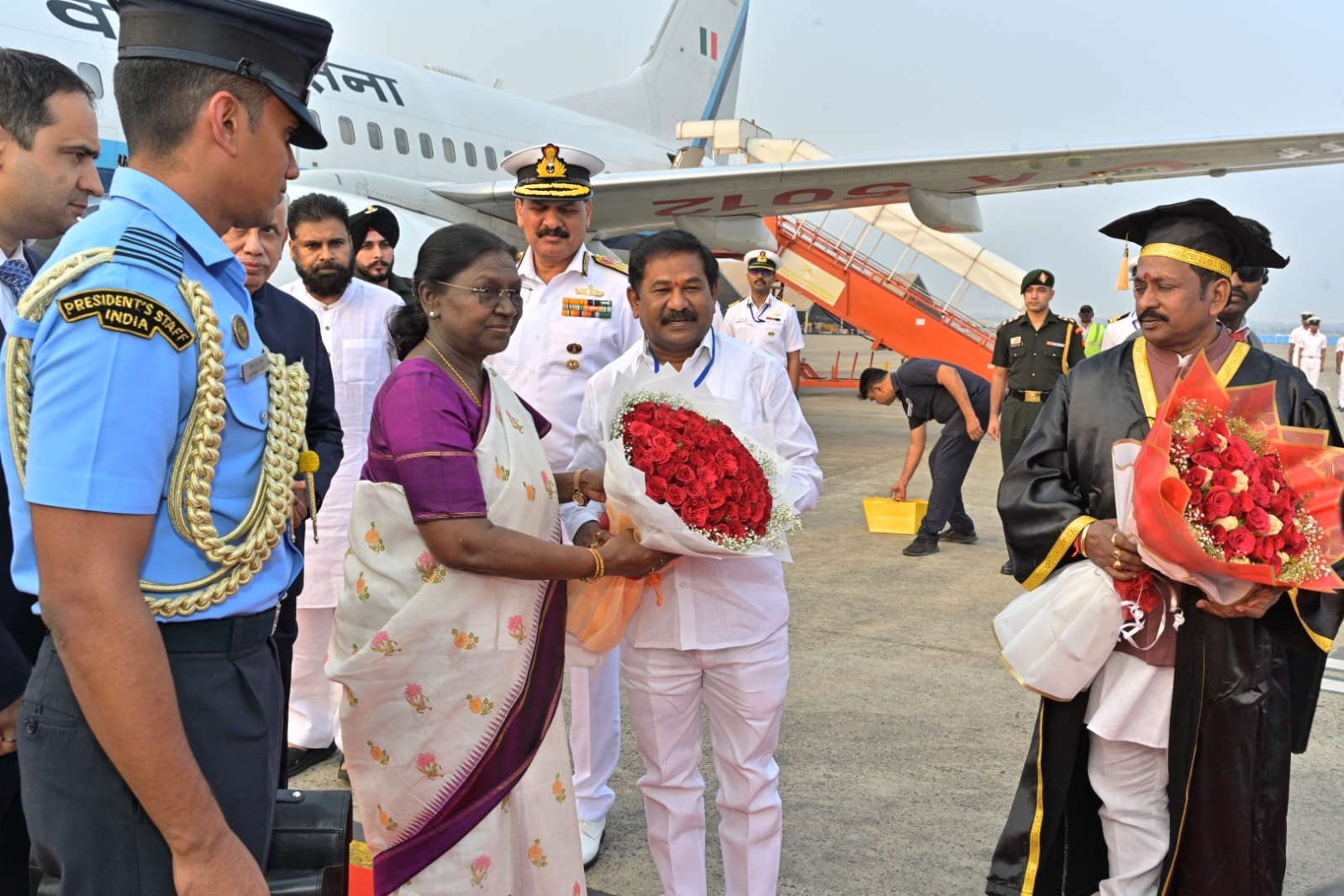 రాష్ట్రపతికి స్వాగతం పలికిన మంత్రి స్వామి