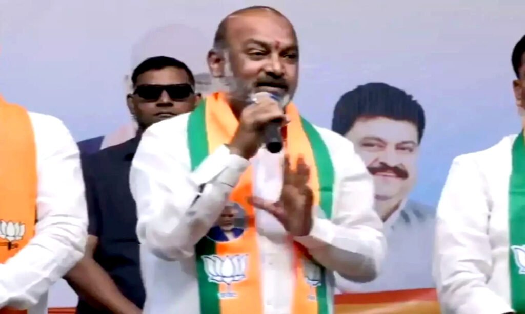 రాహుల్ గాంధీ పర్యటన 'వసూళ్ల మూటల' కోసమే: సంజయ్