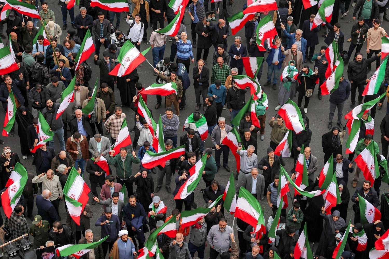 ఖమేనీ హతం.. వీధుల్లోకి వచ్చి ఇరాన్ ప్రజల సంబరాలు!